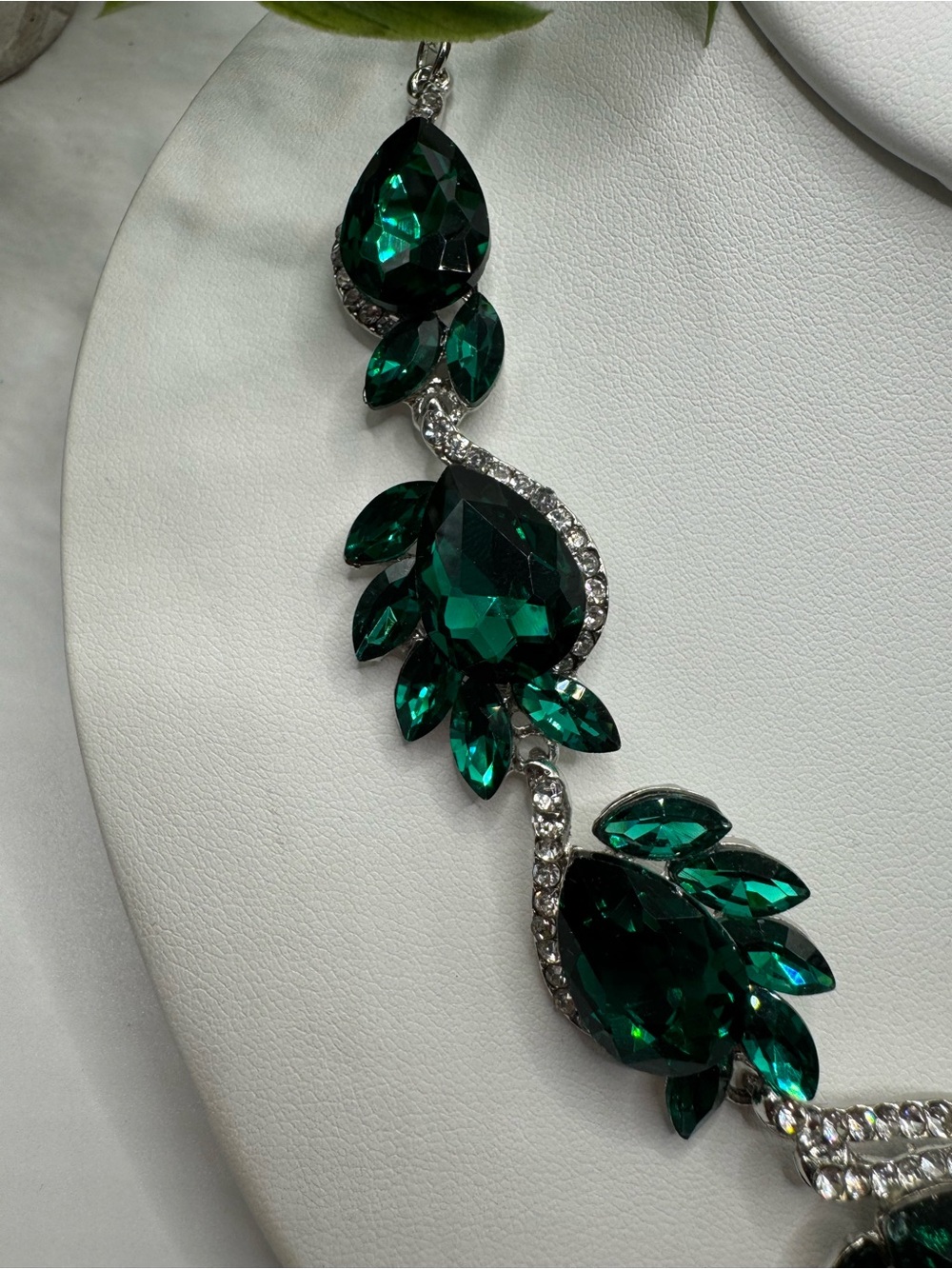 Modern statement jewelry set, green and clear glass stones. Pierced earrings. - Picture 6 of 9
